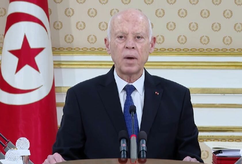 رئيس الجمهورية يشرف على موكب الاحتفال بيوم العلم