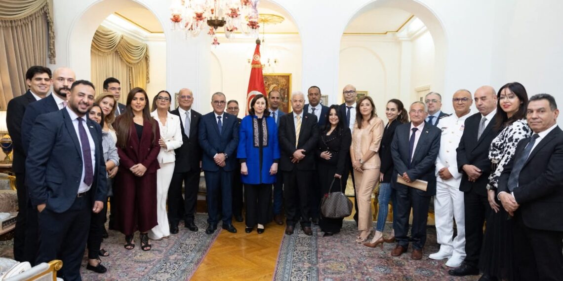 في القاهرة: رئيسة الحكومة تلتقي عددا من أفراد الجالية وتشيد بدورهم في معاضدة المجهود التنموي