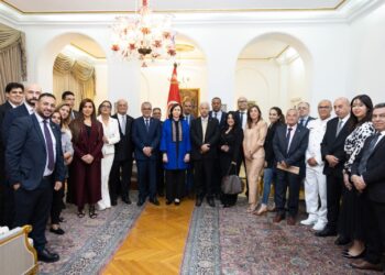 في القاهرة: رئيسة الحكومة تلتقي عددا من أفراد الجالية وتشيد بدورهم في معاضدة المجهود التنموي