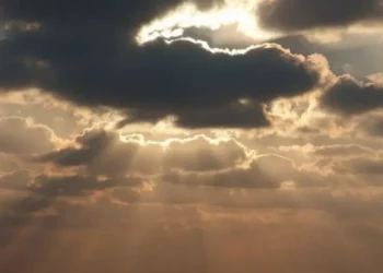 الطقس هذه الليلة: سحب عابرة، وحرارة بين 15 و25 درجة