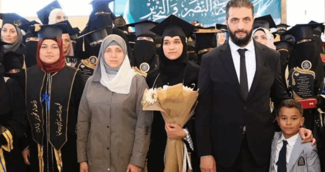 سوريا: الرئيس الشرع يحضر تخرّج عقيلته في كلية الآداب بجامعة