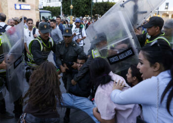 في مواجهات وصفت بالمسلحة: إصابة 263 أمني مغربي في إحتجاجات “جيل زاد”