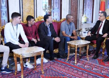 رئيس البرلمان يستقبل عمال المناولة بشركتي إسمنت بنزرت وصناعات التكرير