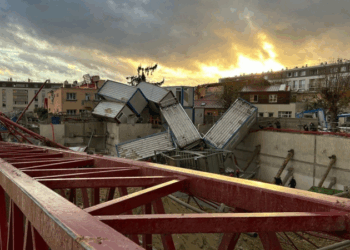 باريس: قتيل وتسعة جرحى بسبب إعصار ضرب مناطق شمال العاصمة الفرنسية