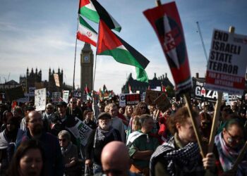 لندن: مئات آلاف الأشخاص تظاهروا اليوم تضامنا مع فلسطين