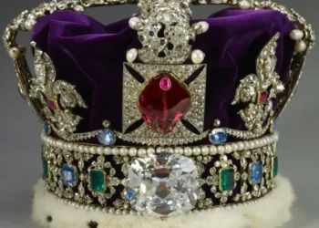 العثور على تاج الإمبراطرة المسروق غير بعيد عن متحف اللوفر