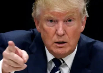 بعد إعلان حماس موافقتها: ترامب يطلب من اسرائيل وقف قصف غزة فورا