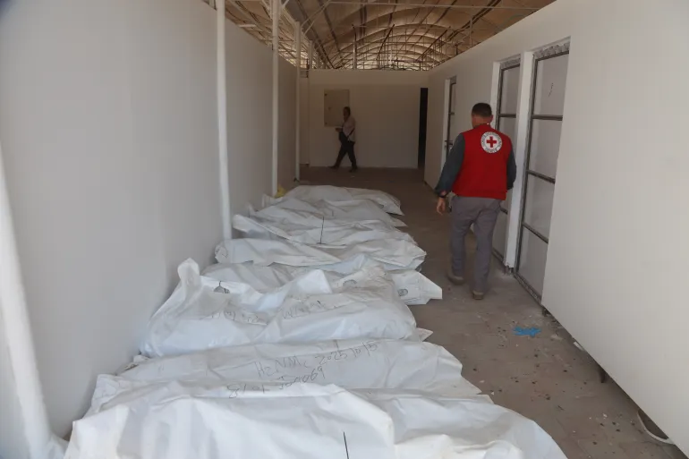 تظهر عليها علامات التنكيل والضرب وتكبيل الأيدي وتعصيب الأعين: تسلم جثامين 15 شهيدا فلسطينيا