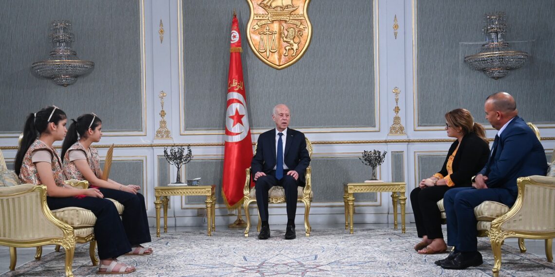 رئيس الجمهورية يستقبل التّوأم بيسان وبيلسان كوكة اللّتين فازتا بالجائزة الأولى لمسابقة تحدّي القراءة العربي بدبي