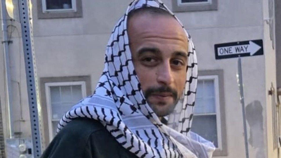 الإحتلال يعتدي بالعنف الشديد على التونسي مهاب السنوسي