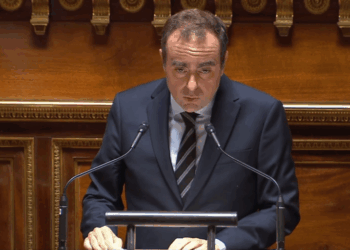 وسط دعوات الفرنسيين لاستمرار الضغط على ماكرون لكي يتخلى عن منصبه وينظم انتخابات رئاسية مبكرة: الحكومة الفرنسية تنجو من مذكرتين لحجب الثقة