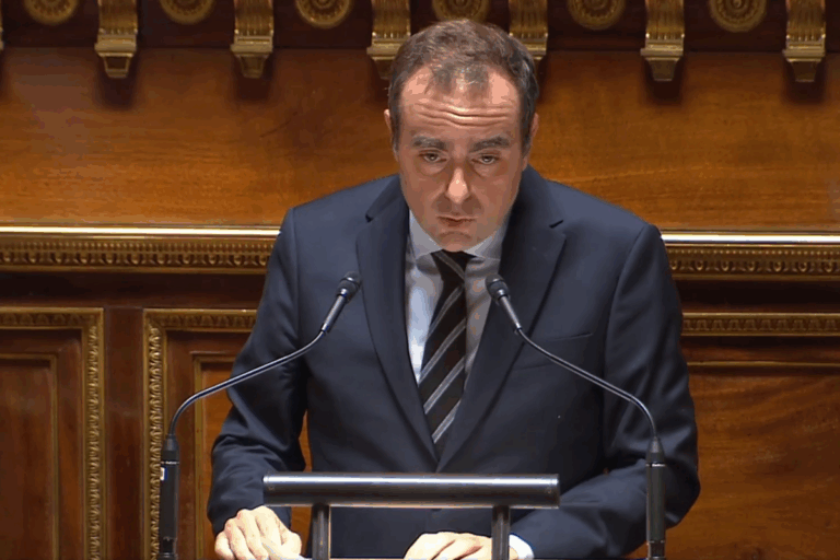 وسط دعوات الفرنسيين لاستمرار الضغط على ماكرون لكي يتخلى عن منصبه وينظم انتخابات رئاسية مبكرة: الحكومة الفرنسية تنجو من مذكرتين لحجب الثقة