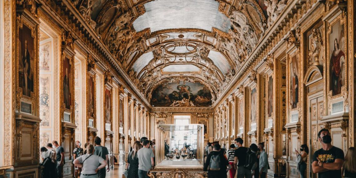 القبض على 5 مشتبه بهم  في سرقة متحف اللوفر