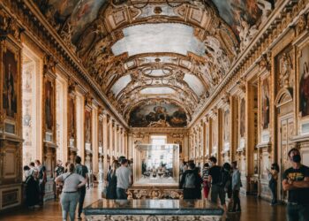 القبض على 5 مشتبه بهم  في سرقة متحف اللوفر