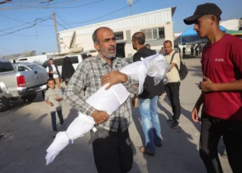 الإحتلال يواصل خروقاته بغزة: 3 شهداء بحي التفاح واستهداف مدارس تؤوي نازحين