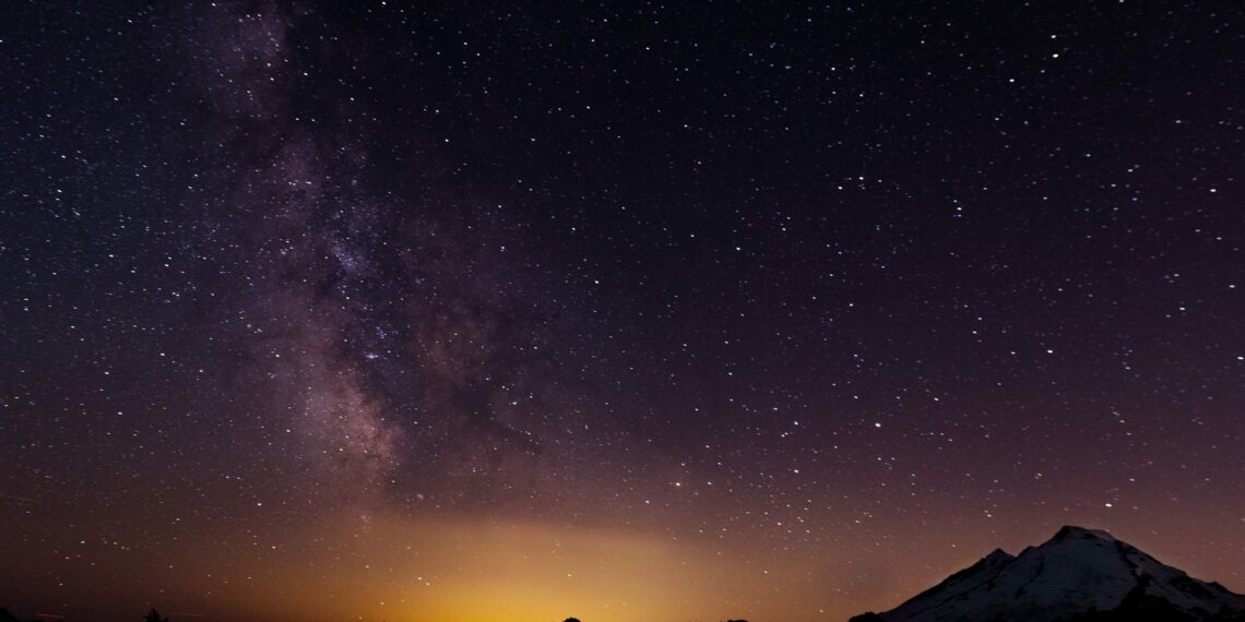 الطقس الليلة: سحب عابرة وحرارة بين 17 و27 درجة