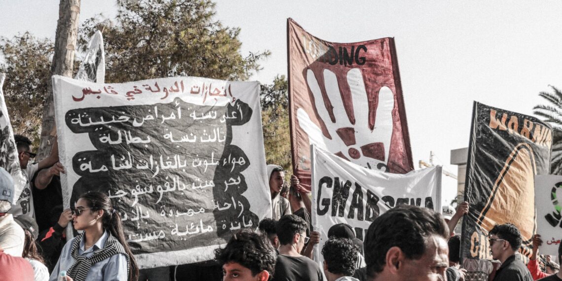 قابس: عودة الهدوء بعد ليلة من الإحتجاجات واستعمال قوات الأمن للغاز المسيل للدموع