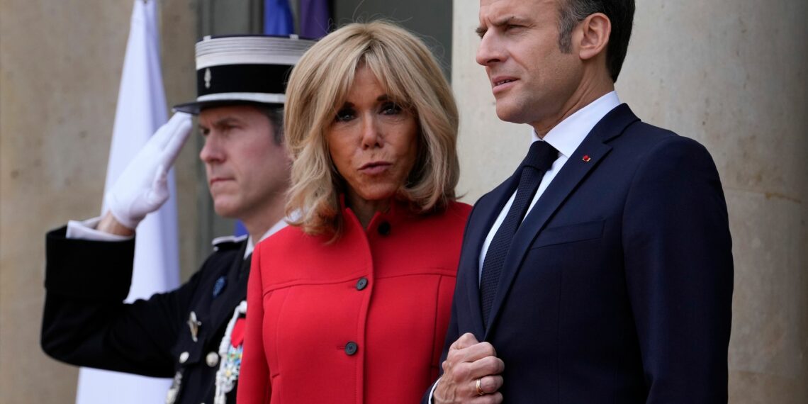 محاكمة 10 أشخاص في باريس بتهمة التنمر الإلكتروني حول “جنس وميول” زوجة ماكرون