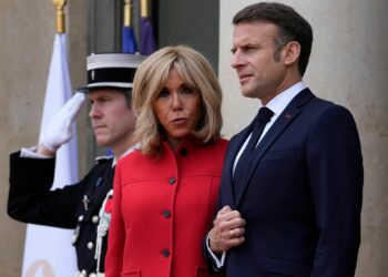 محاكمة 10 أشخاص في باريس بتهمة التنمر الإلكتروني حول “جنس وميول” زوجة ماكرون