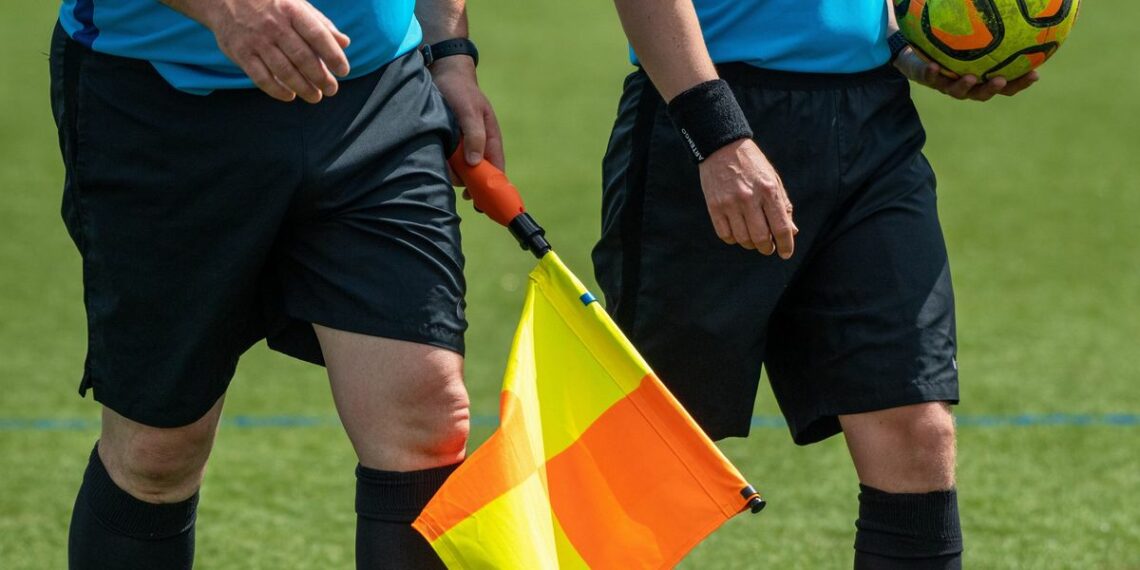 كرة القدم- المحترفة الاولى: حكام مباريات الدفعتين 1 و2 من الجولة الثالثة عشر