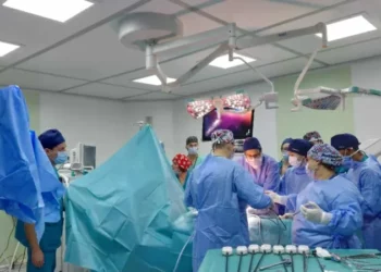 نجاح أول عملية جراحية روبوتية في تونس بمستشفى شارل نيكول