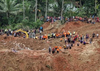 8 قتلى وعشرات الجرحى إثر فيضانات وانزلاقات أرضية في إندونيسيا