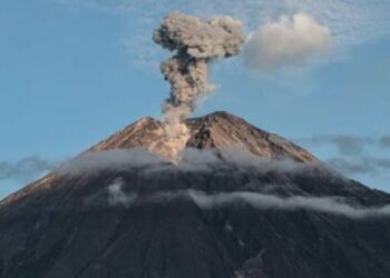 إندونيسيا: إجلاء أكثر من 900 متسلق عالق بعد ثوران بركان سيميرو