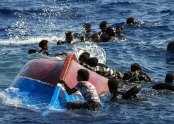 مقابل السواحل الليبية: غرب 4 اشخاص في انقلاب بالبيت كانا ينقلان 95 مهاجرا غير نظامي