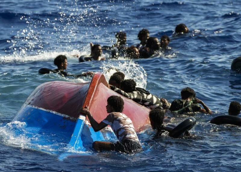 مقابل السواحل الليبية: غرب 4 اشخاص في انقلاب بالبيت كانا ينقلان 95 مهاجرا غير نظامي