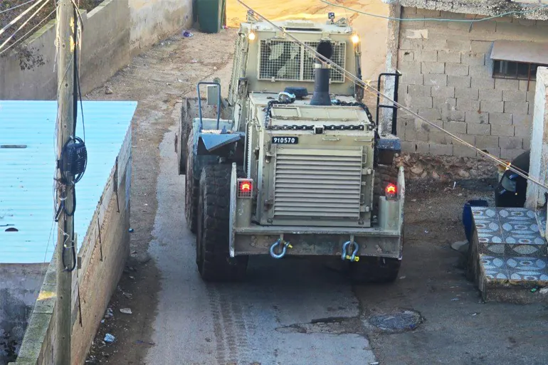 الإحتلال يهاجم الضفة ويحولها إلى ثكنة عسكرية مغلقة