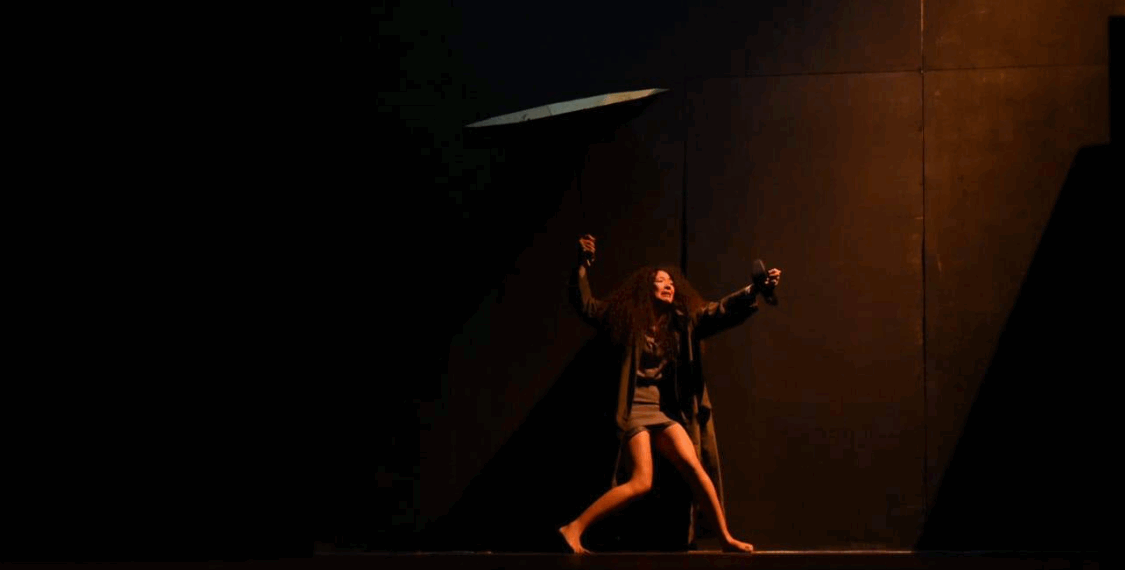 قراءة في مسرحية “جاكاراندا” حين يتصدّع الزمن ويتهشّم المعنى: مسرح يكشف ما حاول العالم إخفاءه (02 من 05)