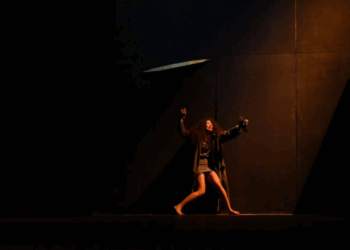 قراءة في مسرحية “جاكاراندا” حين يتصدّع الزمن ويتهشّم المعنى: مسرح يكشف ما حاول العالم إخفاءه (02 من 05)