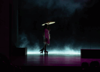 قراءة في مسرحية “جاكاراندا” حين يتصدّع الزمن ويتهشّم المعنى: مسرح يكشف ما حاول العالم إخفاءه (03 من 05)