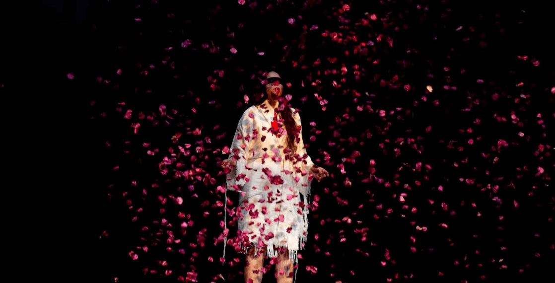 قراءة في مسرحية “جاكاراندا” حين يتصدّع الزمن ويتهشّم المعنى: مسرح يكشف ما حاول العالم إخفاءه (05 من 05)