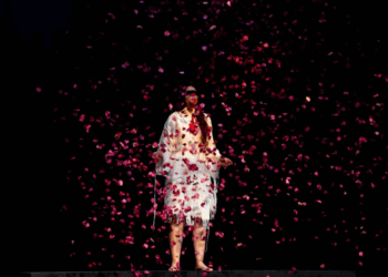 قراءة في مسرحية  “جاكاراندا” حين يتصدّع الزمن ويتهشّم المعنى: مسرح يكشف ما حاول العالم إخفاءه (05 من 05)