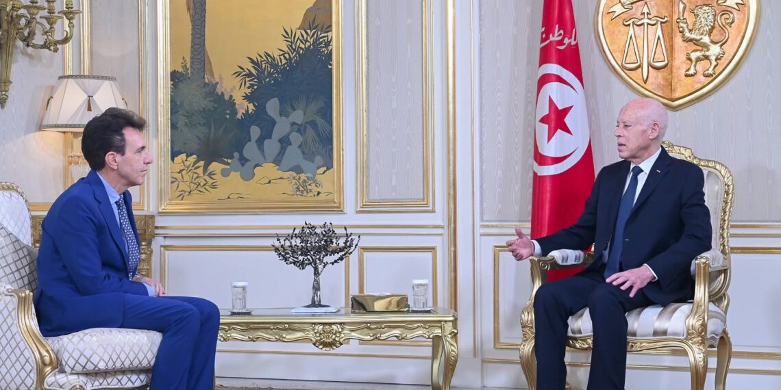 في لقائه مع سفير الاتحاد الأوروبي: رئيس الجمهوريّة يبلغه احتجاجا شديد اللّهجة إزاء عدم الإلتزام بضوابط العمل الدبلوماسي والتعامل خارج الأطر الرسمية المتعارف