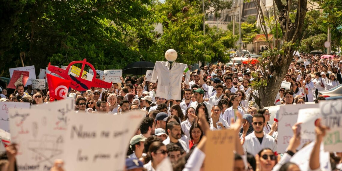 منظمة الأطباء الشبان تؤكد تراجعٌ السلطات عن شروط إعفاءات الخدمة المدنية “دون مبرر واضح”