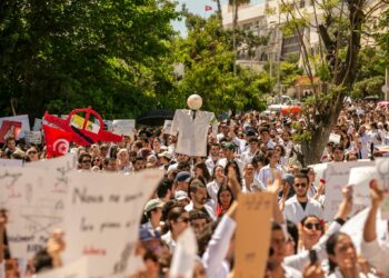 منظمة الأطباء الشبان تؤكد تراجعٌ السلطات عن شروط إعفاءات الخدمة المدنية “دون مبرر واضح”