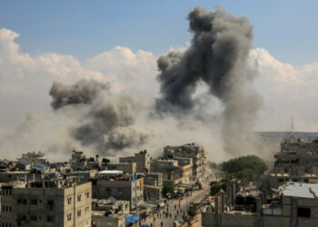 الإحتلال يشن غارات في غزة مع استئناف البحث عن جثث إسرائيليين