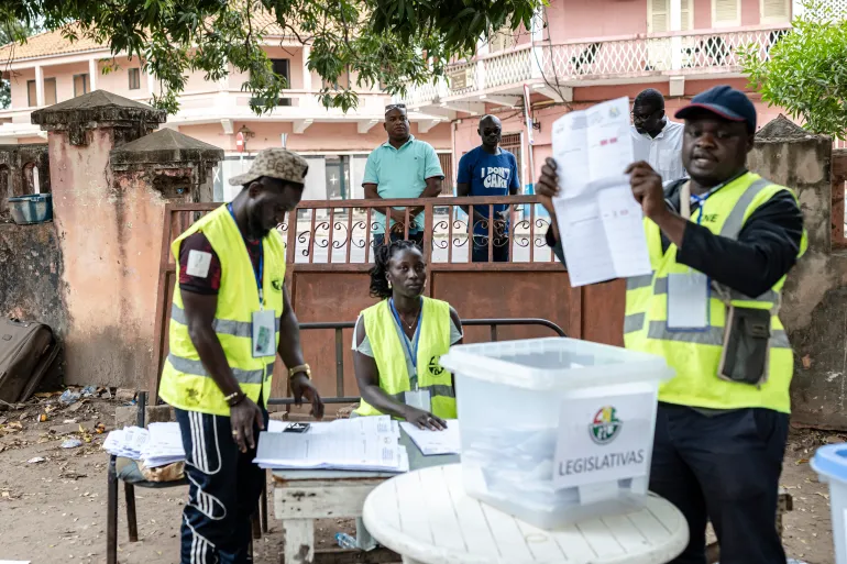 ضباط يعلنون عزل الرئيس في غينيا بيساو والسيطرة على السلطة