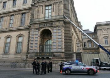 سرقة متحف اللوفر: السلطات الفرنسية تلقي القبض على أربعة متهمين