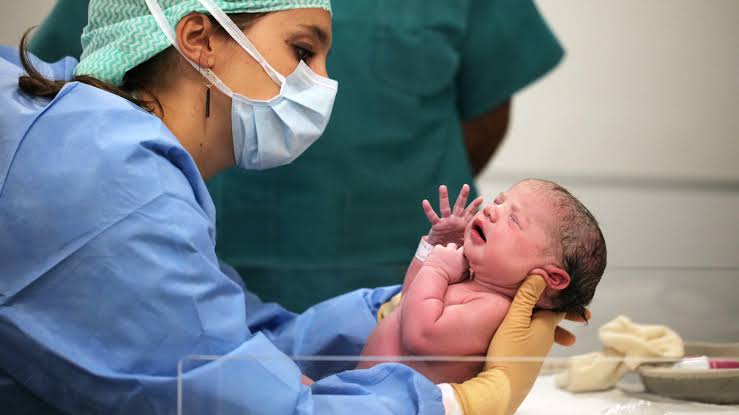 مركز التوليد بتونس يتسلم معدّات طبية من المنظمة الدولية للهجرة