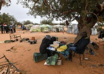 العفو الدولية: “انتهاكات واسعة ضدّ اللاجئين والمهاجرين في تونس”