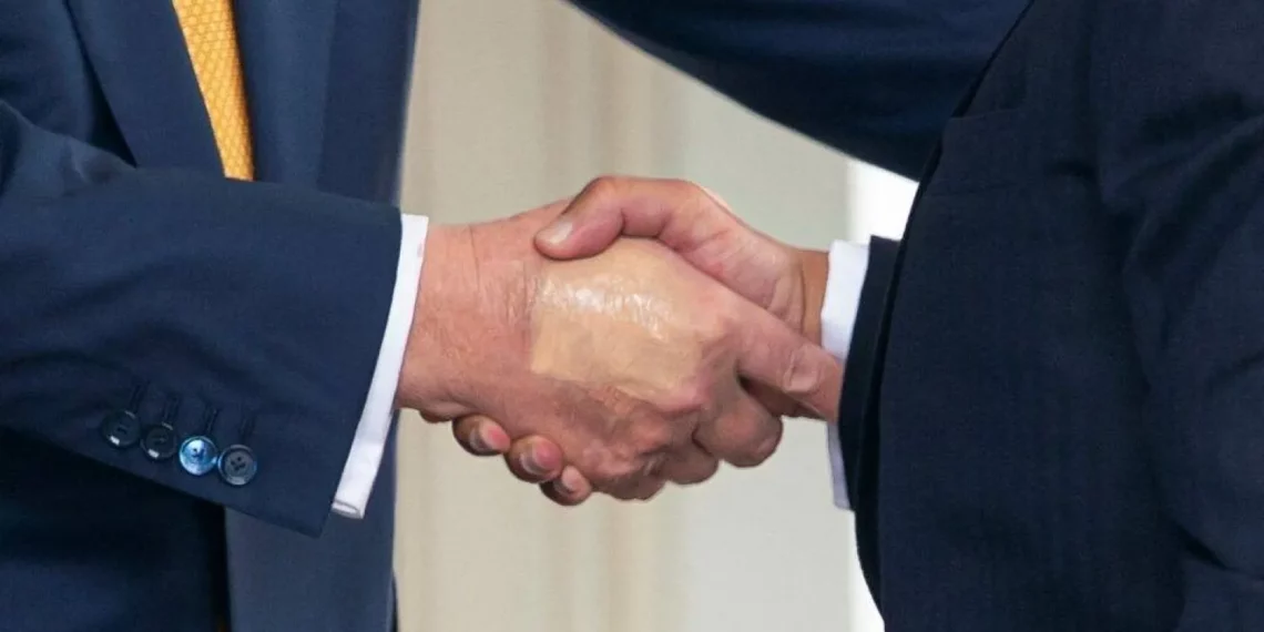 أمريكيا: البيت الأبيض يفسّر أسباب “ضمادة” يضعها ترامب على يده
