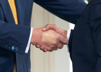 أمريكيا: البيت الأبيض يفسّر أسباب “ضمادة” يضعها ترامب على يده