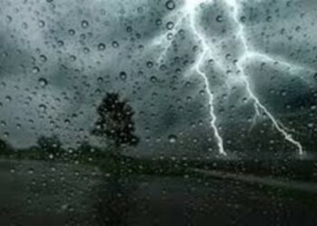 الطقس الليلة: تواصل نزول الأمطار والحرارة بين 10 و15 درجة