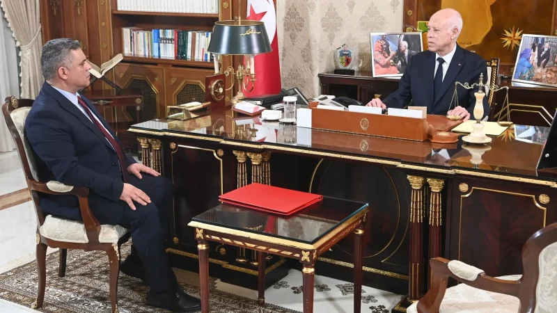 قيس سعيّد “ليس من الطبيعي أن يتدخّل رئيس الجمهوريّة ليطلب ربط بيت بشبكة التطهير أو بالإنارة العموميةّ في عدد من الأحياء أو إصلاح جزء من طريق”