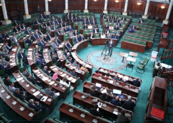 أعضاء مجلس نواب الشعب حول مقترح إقرار أحكام استثنائية لانتداب خريجي التعليم العالي ممن طالت بطالتهم: “تمرير القانون يمثّل مسؤولية تاريخية لن يتوانى أي نائب عن الاضطلاع بها”