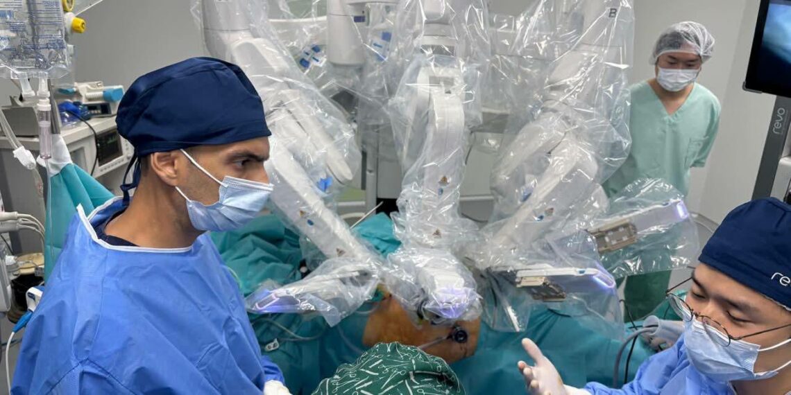 مستشفى شارل نيكول: إنجاز أول عملية استئصال كُلية بتقنية الجراحة الروبوتية على المستوى الوطني