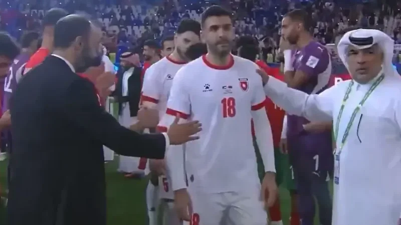 لاعبا المنتخب الأردني يعتذران لمدرّب المغرب بعد تجاهل مصافحته